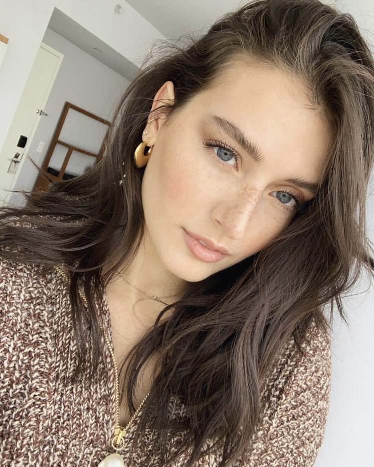 Ненакрашенная девушка