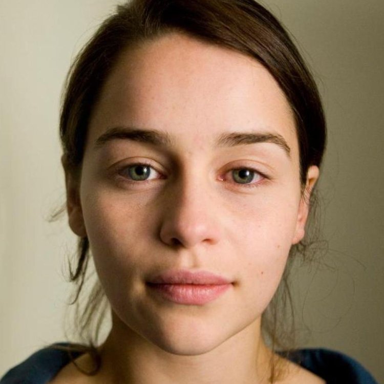 Эмили Кларк без макижв