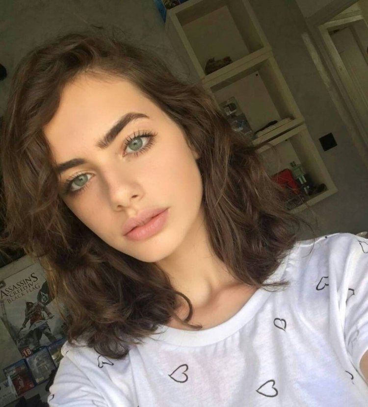 Yael Shelbia без макияжа