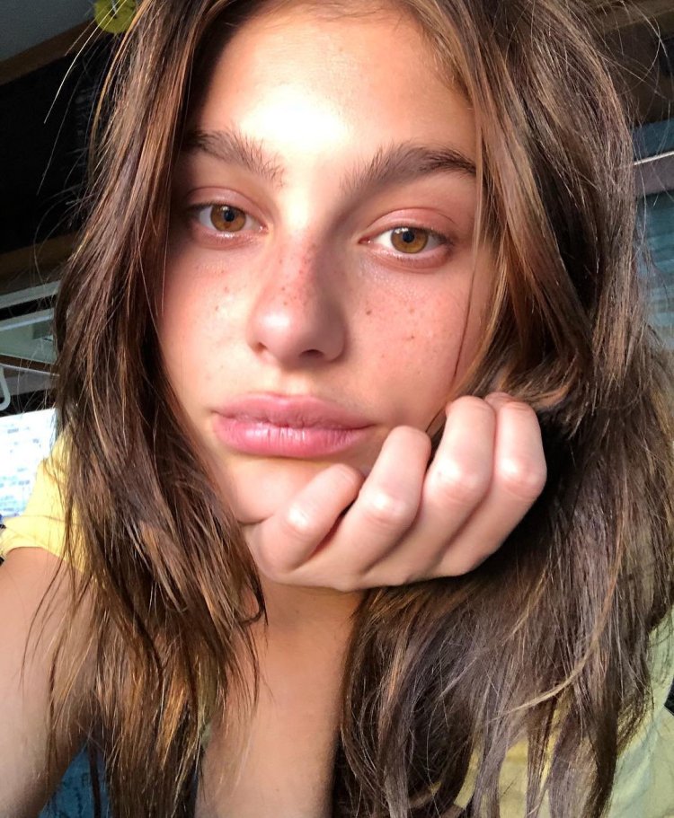 Камилла Морроне без макияжа