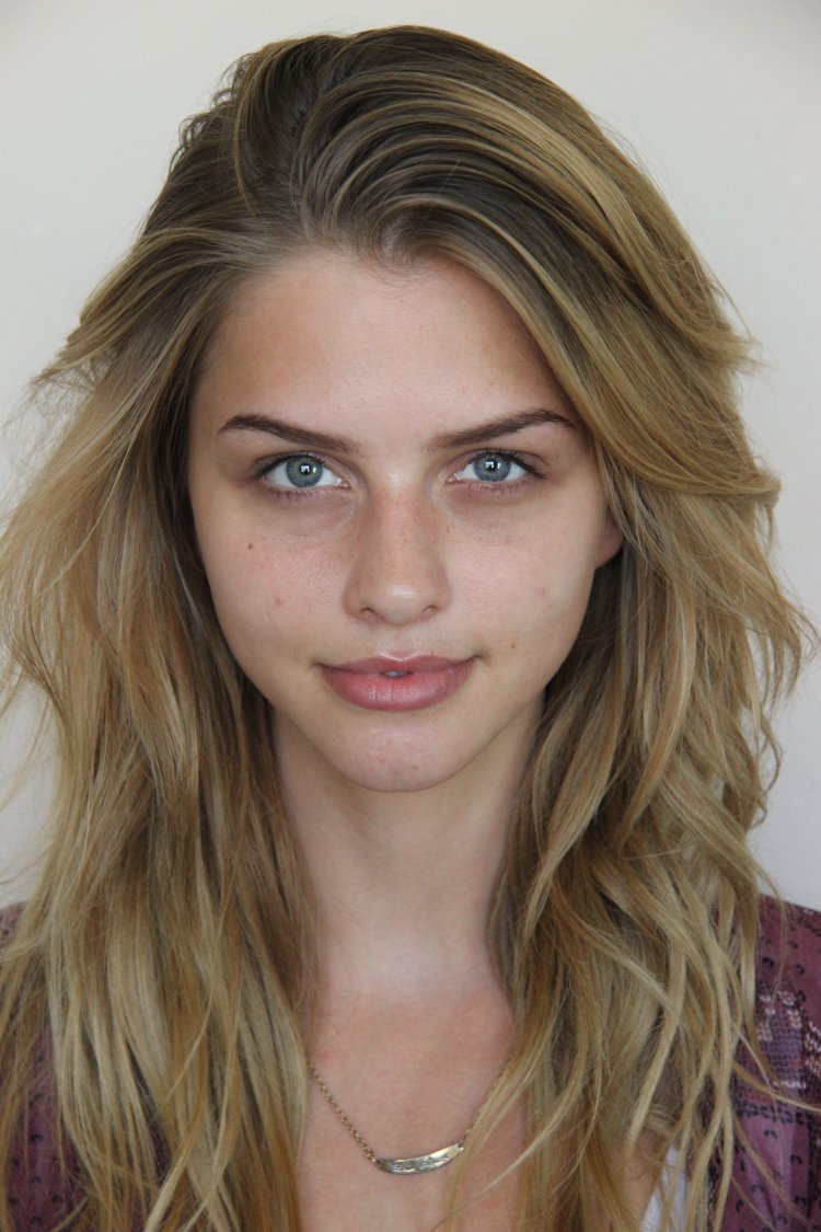 Селфи с языком девушки