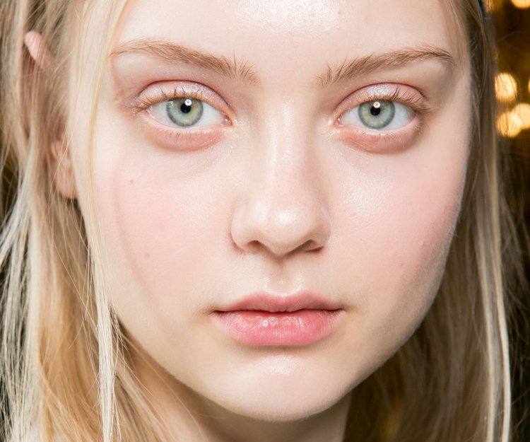 Девушка без макияжа