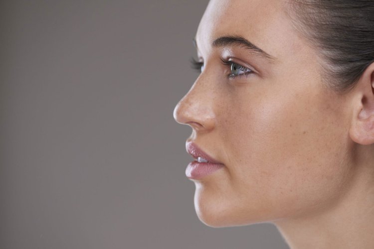 Римский нос с горбинкой