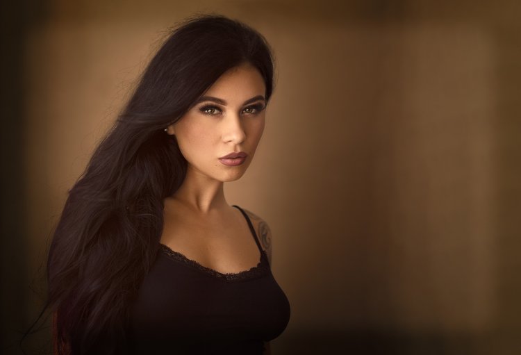 Шикарная брюнетка