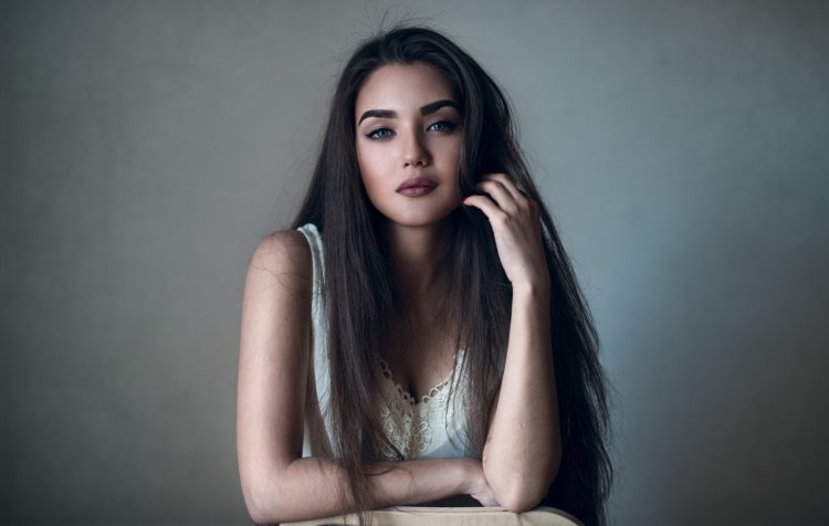 Красивая армянская девушка с длинными волосами