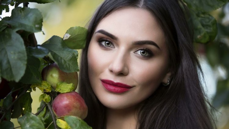 Девушка с яблоком