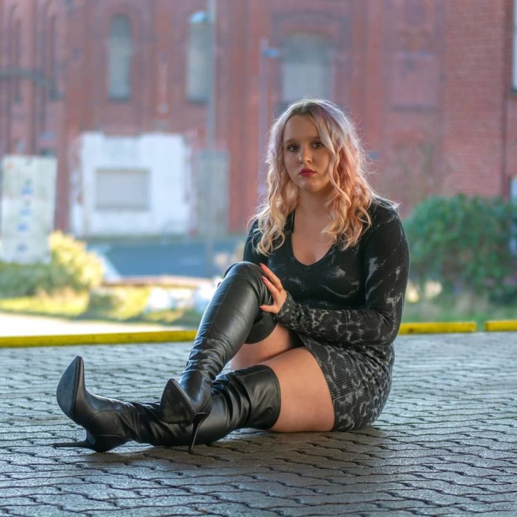 Лана Паррия в сапогах на шпильке