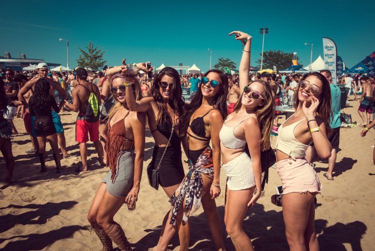 Несколько девушек в бассейне