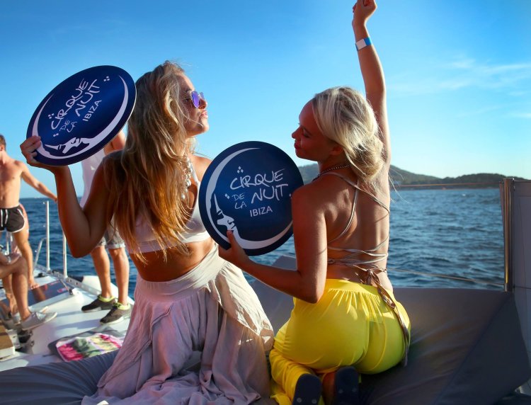 Море пальмы девушка