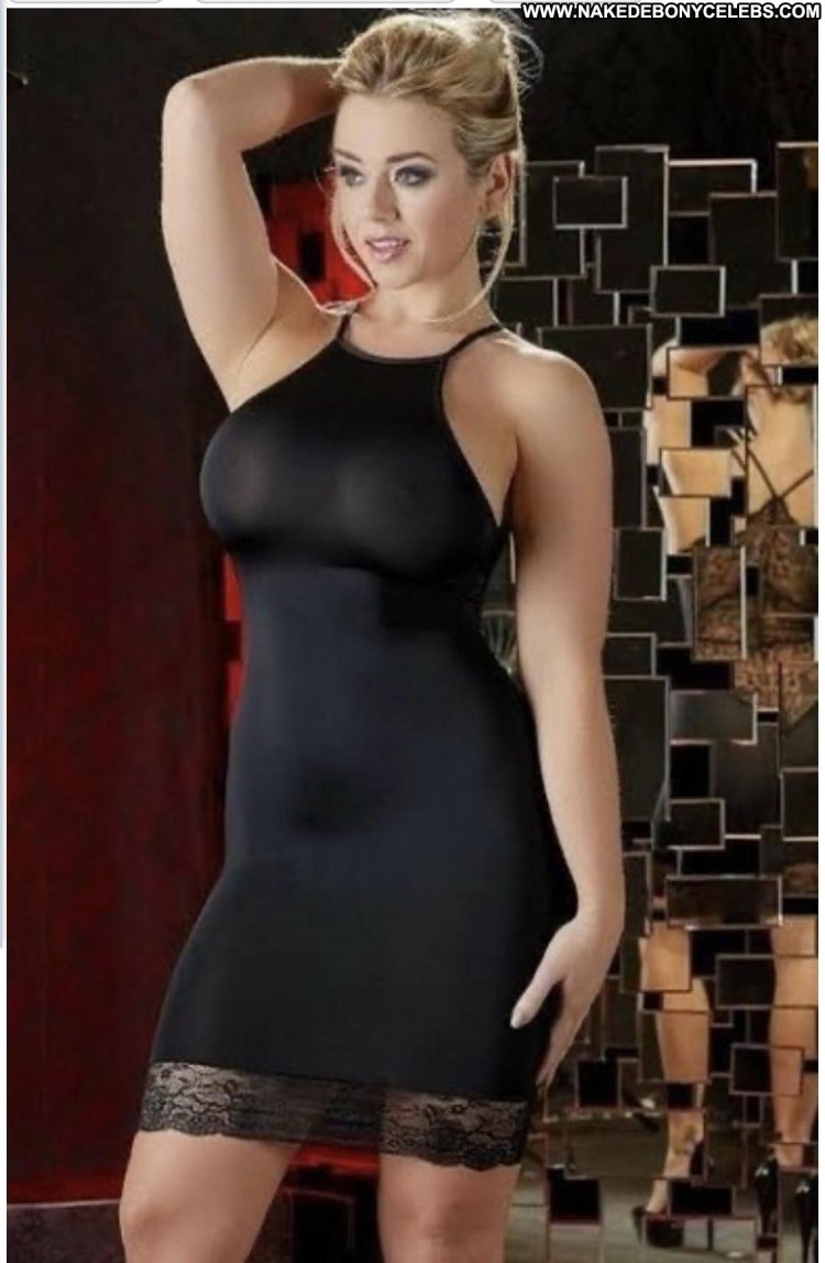 Amanda Elise Lee в платье