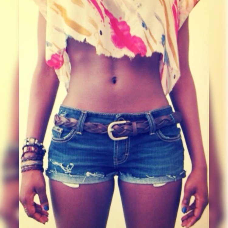 Девушки шортах с открытым животом