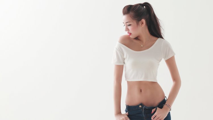 Брюнетка в топике