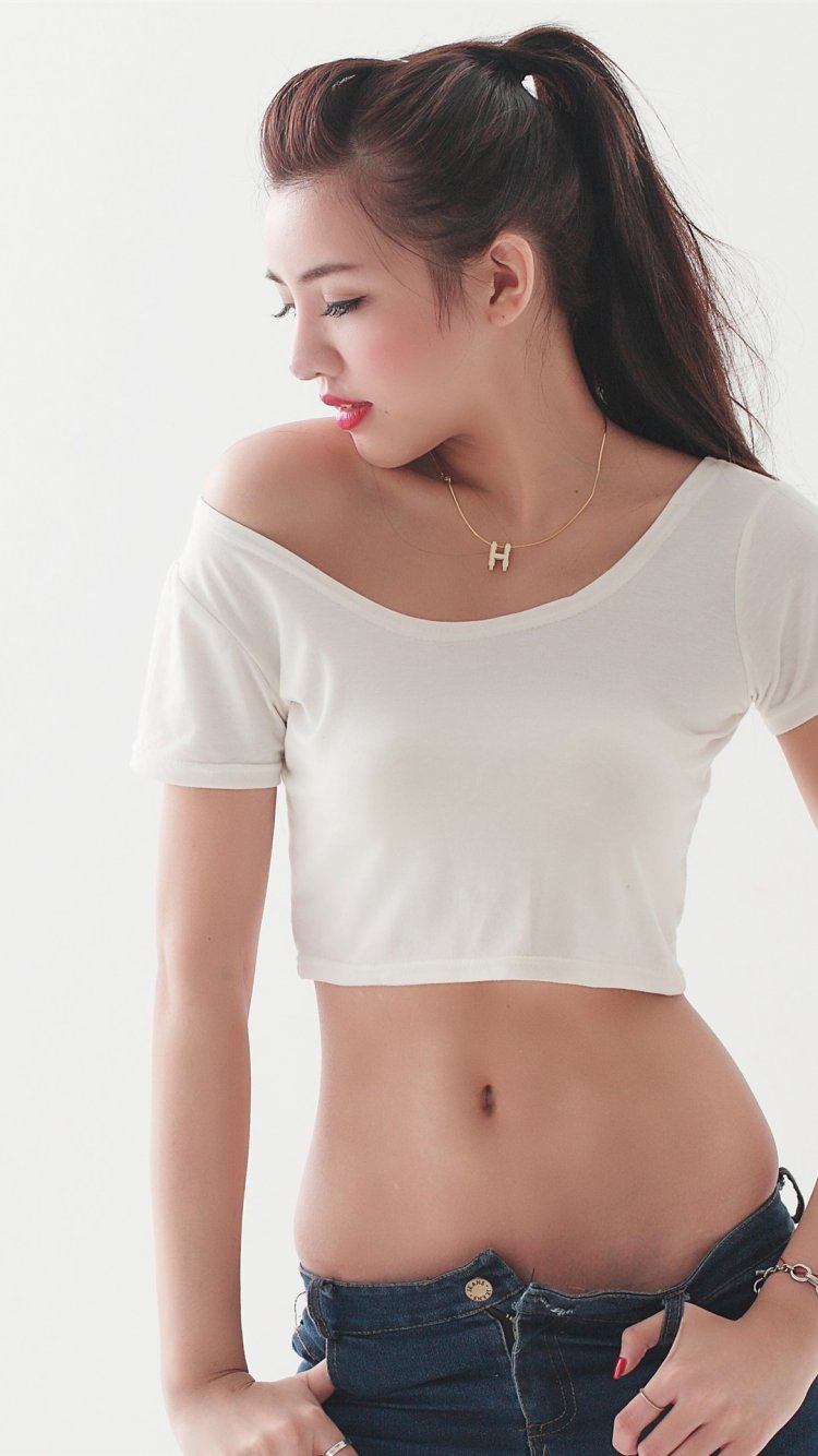 Стройный животик девушки