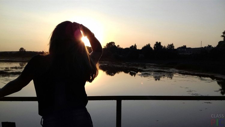 Девушка на фиолетовом закате