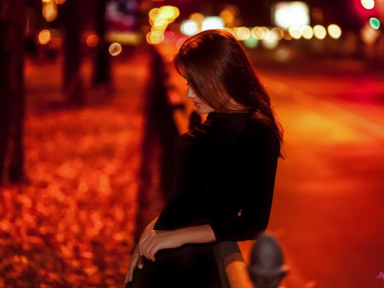 Девушка со спины вечером