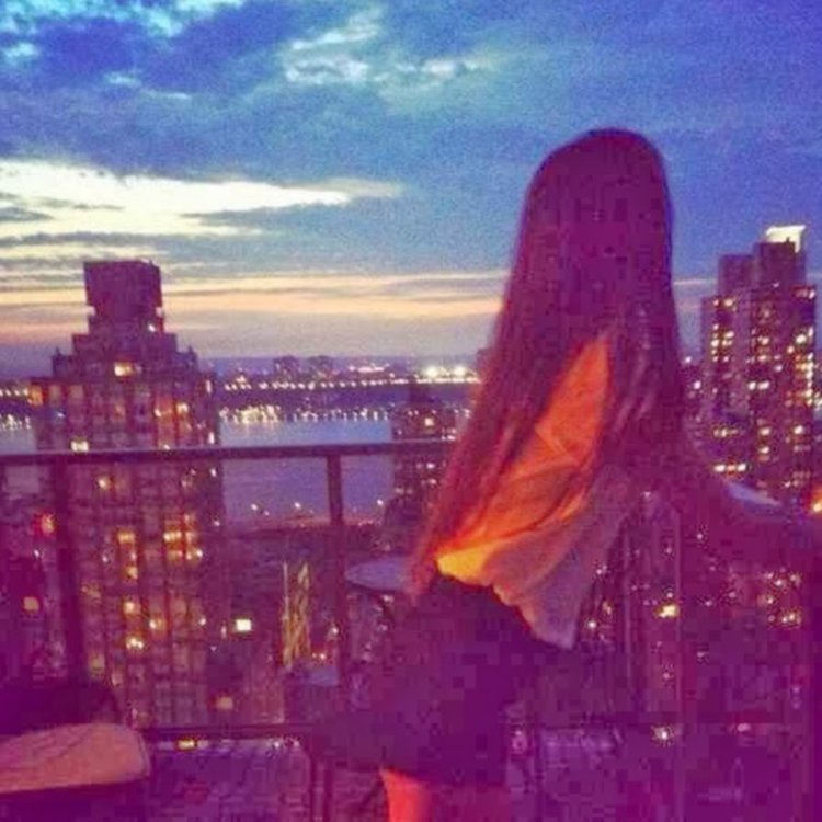 Девушка со спины ночью