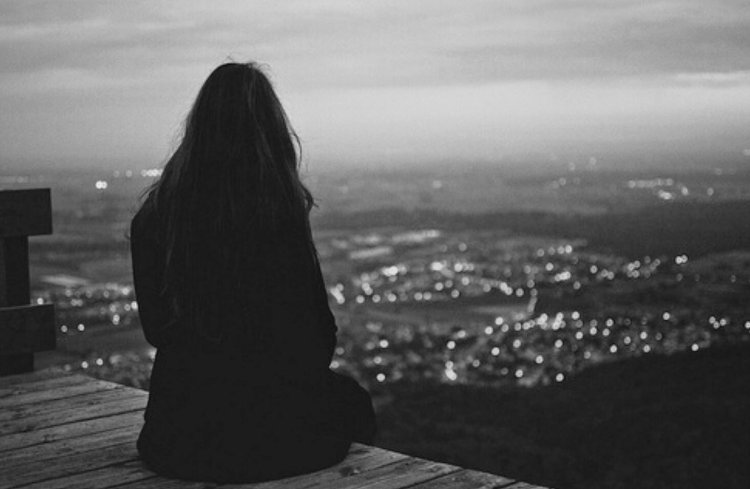 Девушка в ночном городе без лица