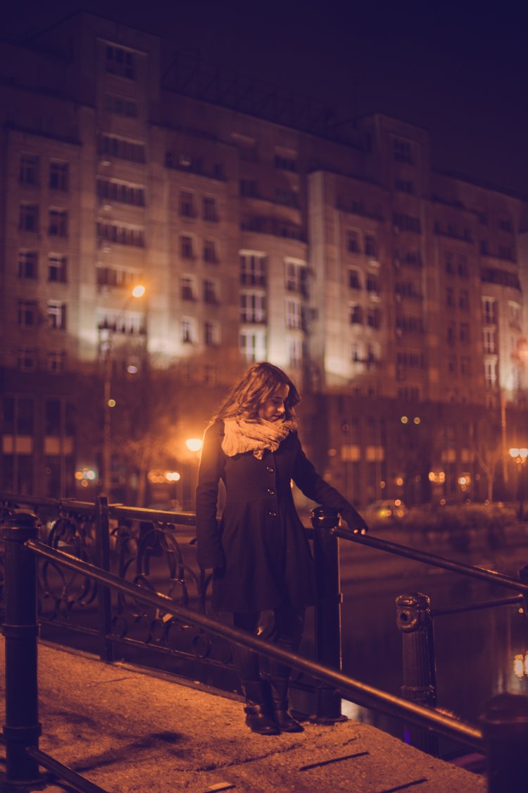 Девушка у реки со спины