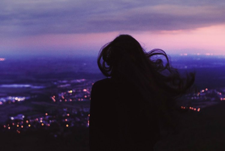 Девушка на крыше закат