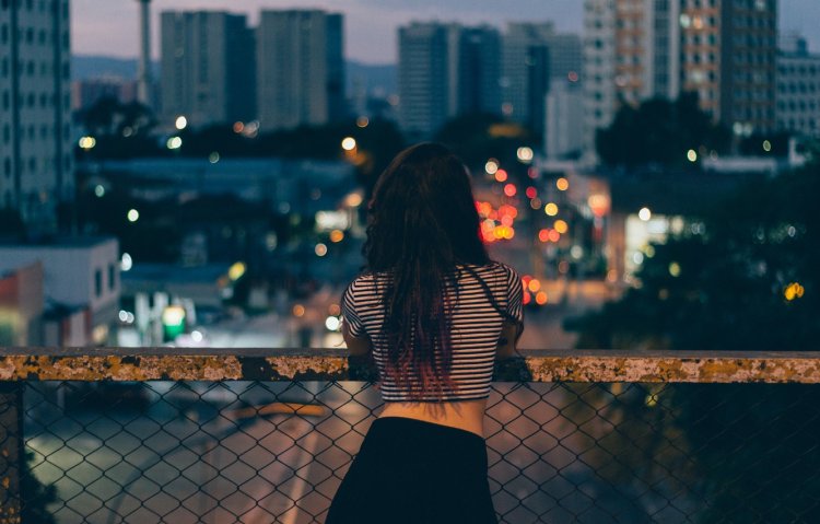 Девушка в ночном городе