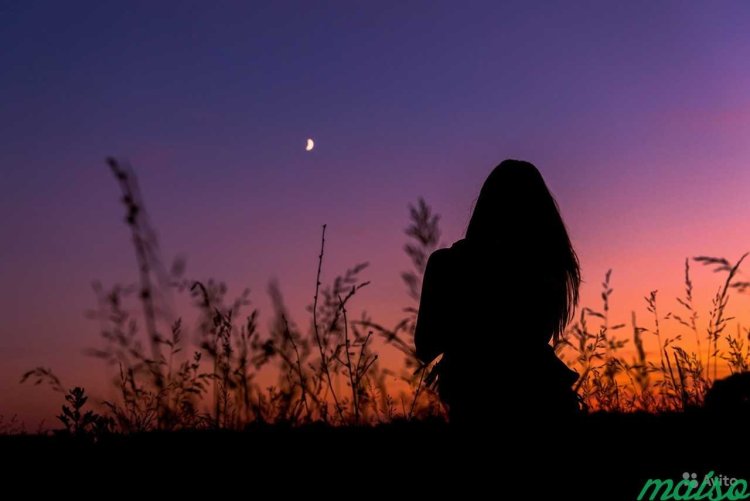 Брюнетка на фоне города