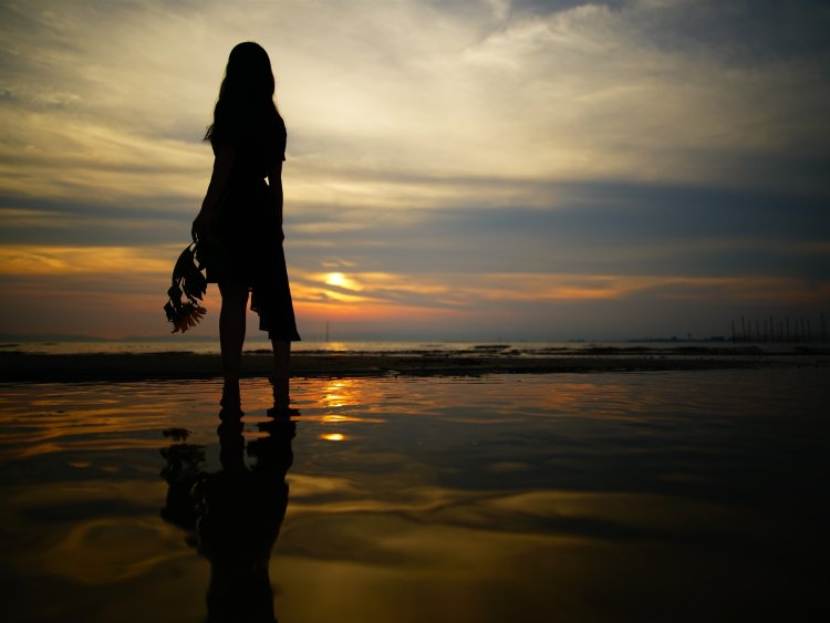 Девушка со спины ночью