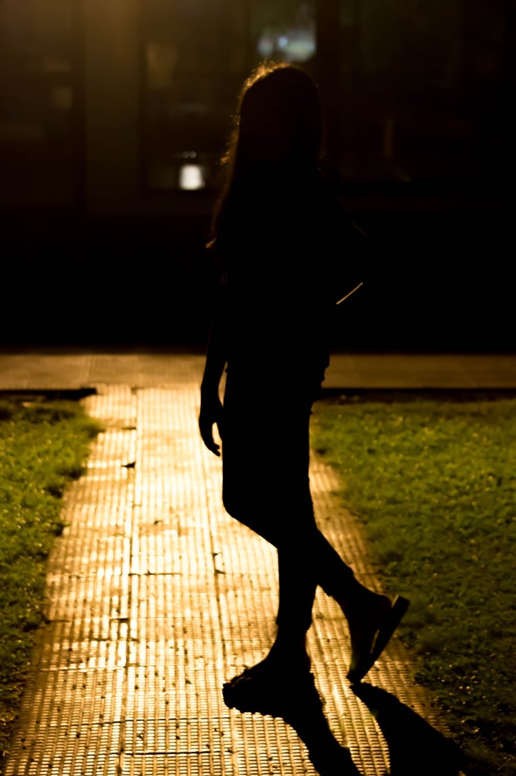 Девушка в темноте на улице