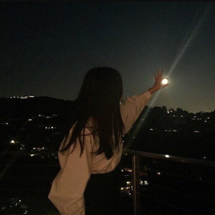 Девушка на крыше закат