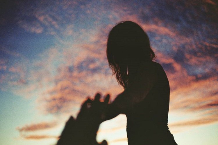 Девушка в темноте