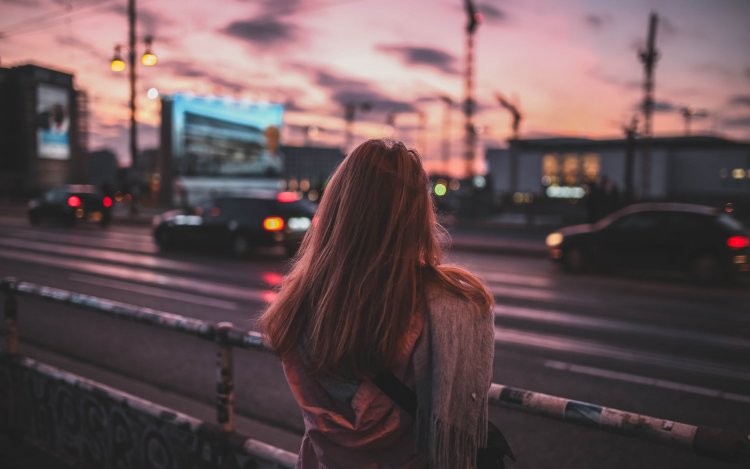 Девушка со спины на улице