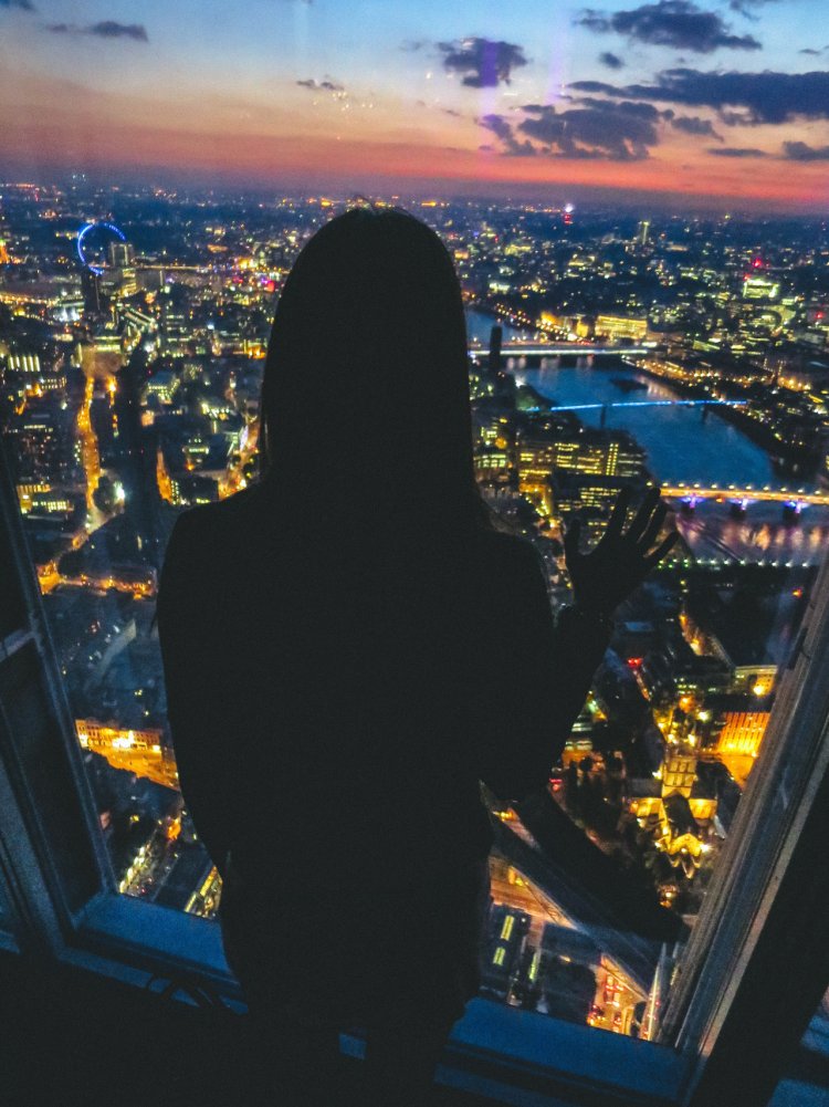 Девушка закат город