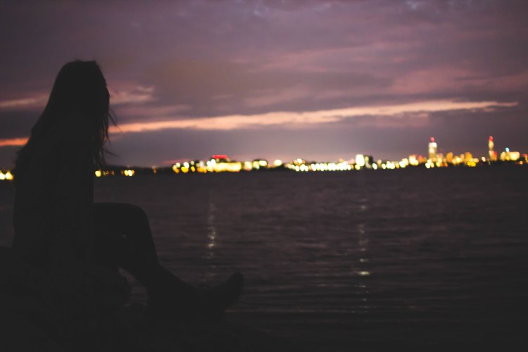 Девушка на крыше закат