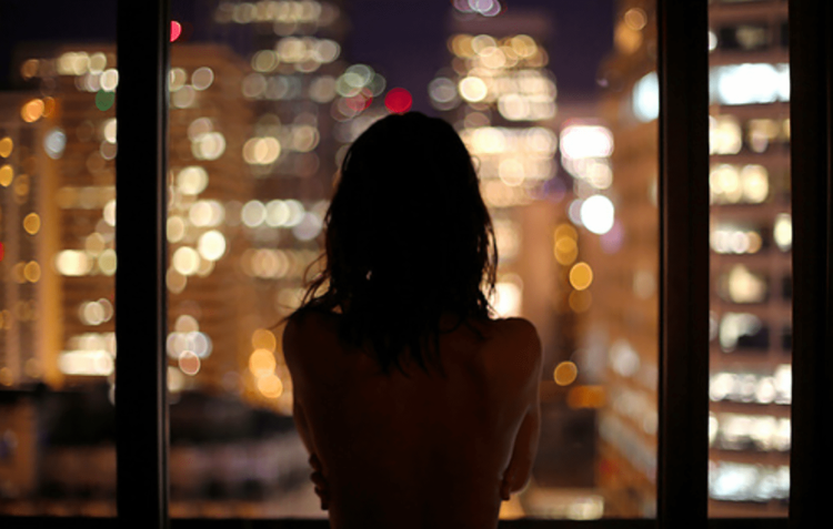 Женщина спиной у окна