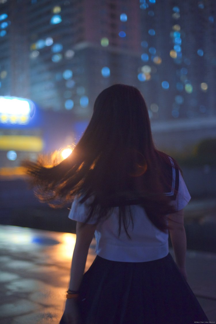 Девочка на крыше ночью