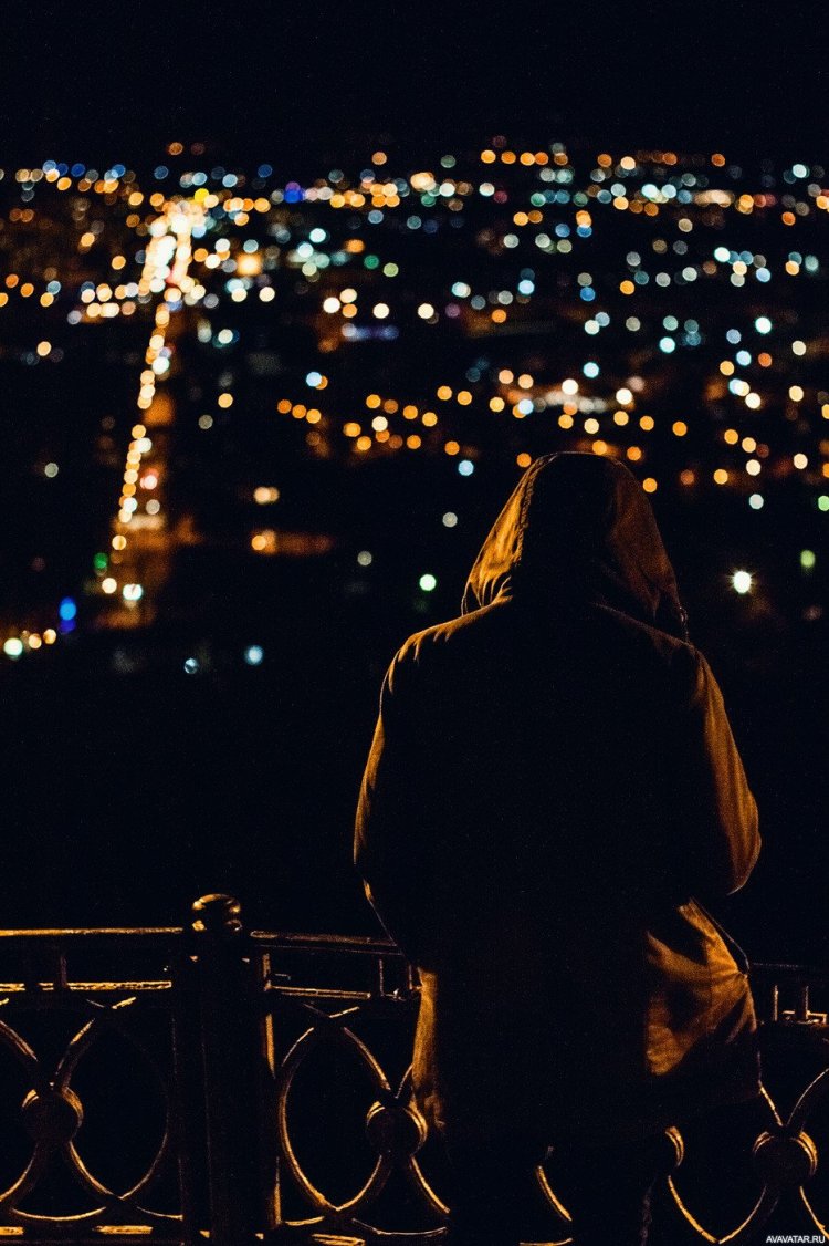 Девушки на море в купальниках со спины