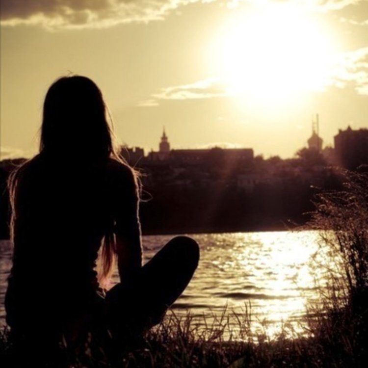 Девушка на закате спиной