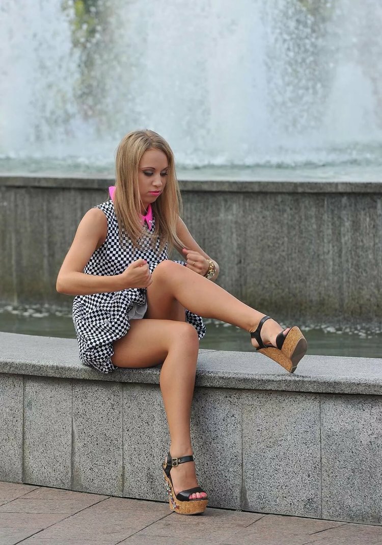 Девушки летом на улице