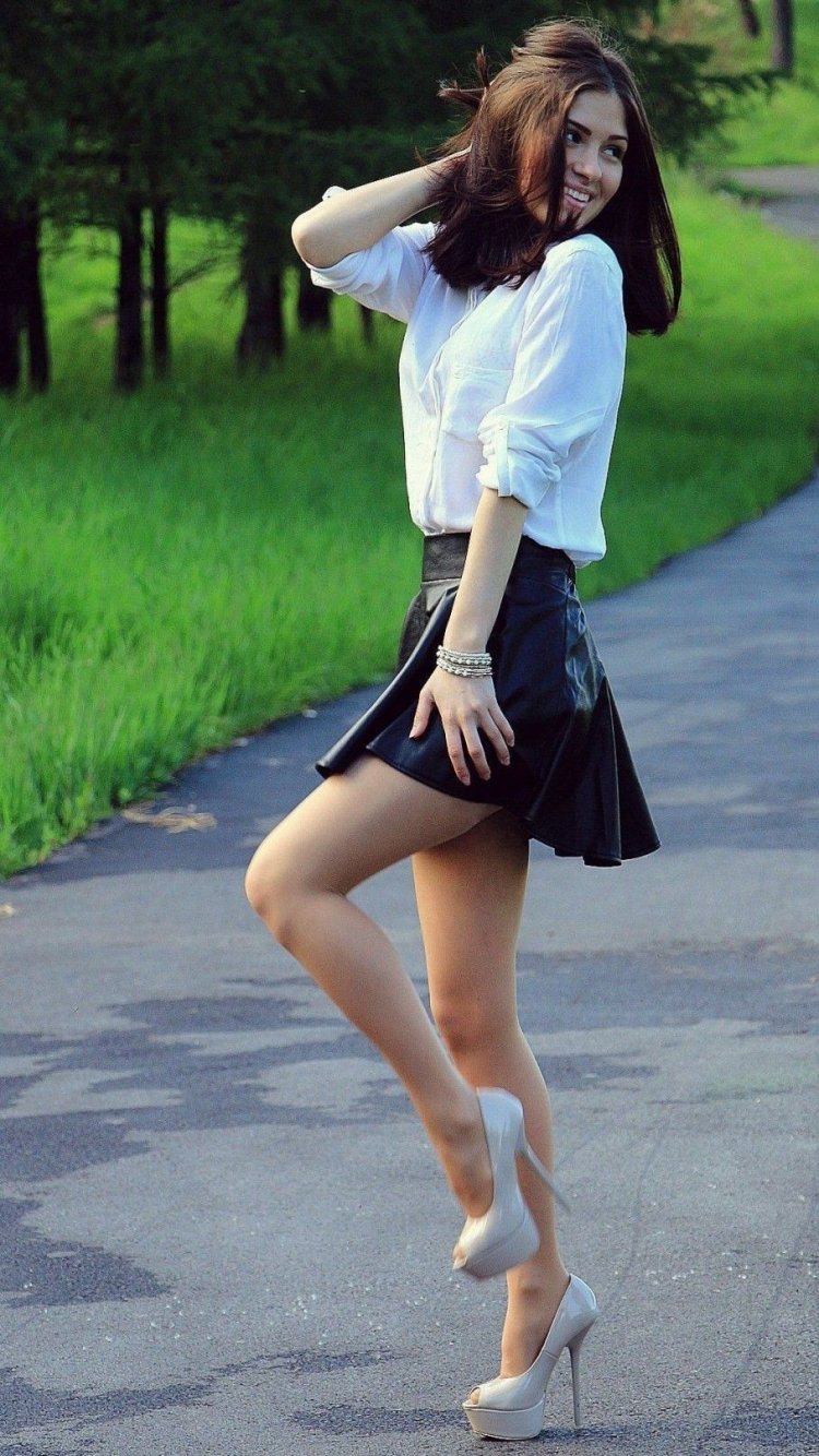 Женщина наклонилась