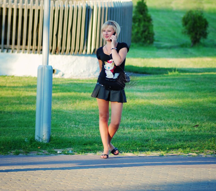 Девушки летом на улице