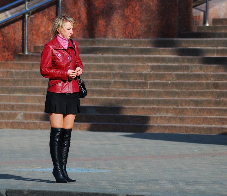 Женщины в юбках на улице