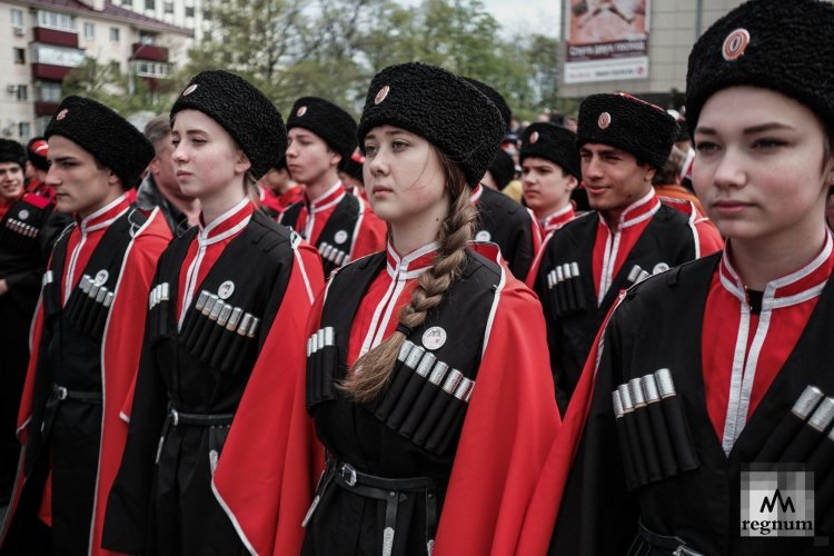 Женщины в казачьей форме