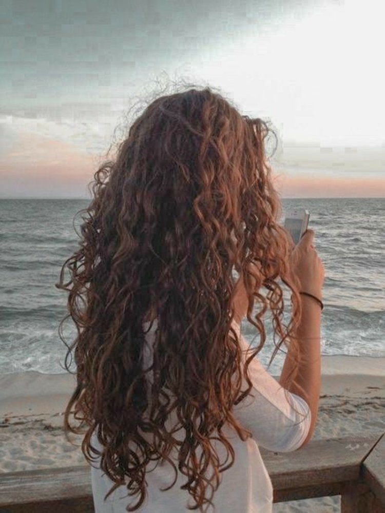 Брюнетка с длинными кучерявыми волосами