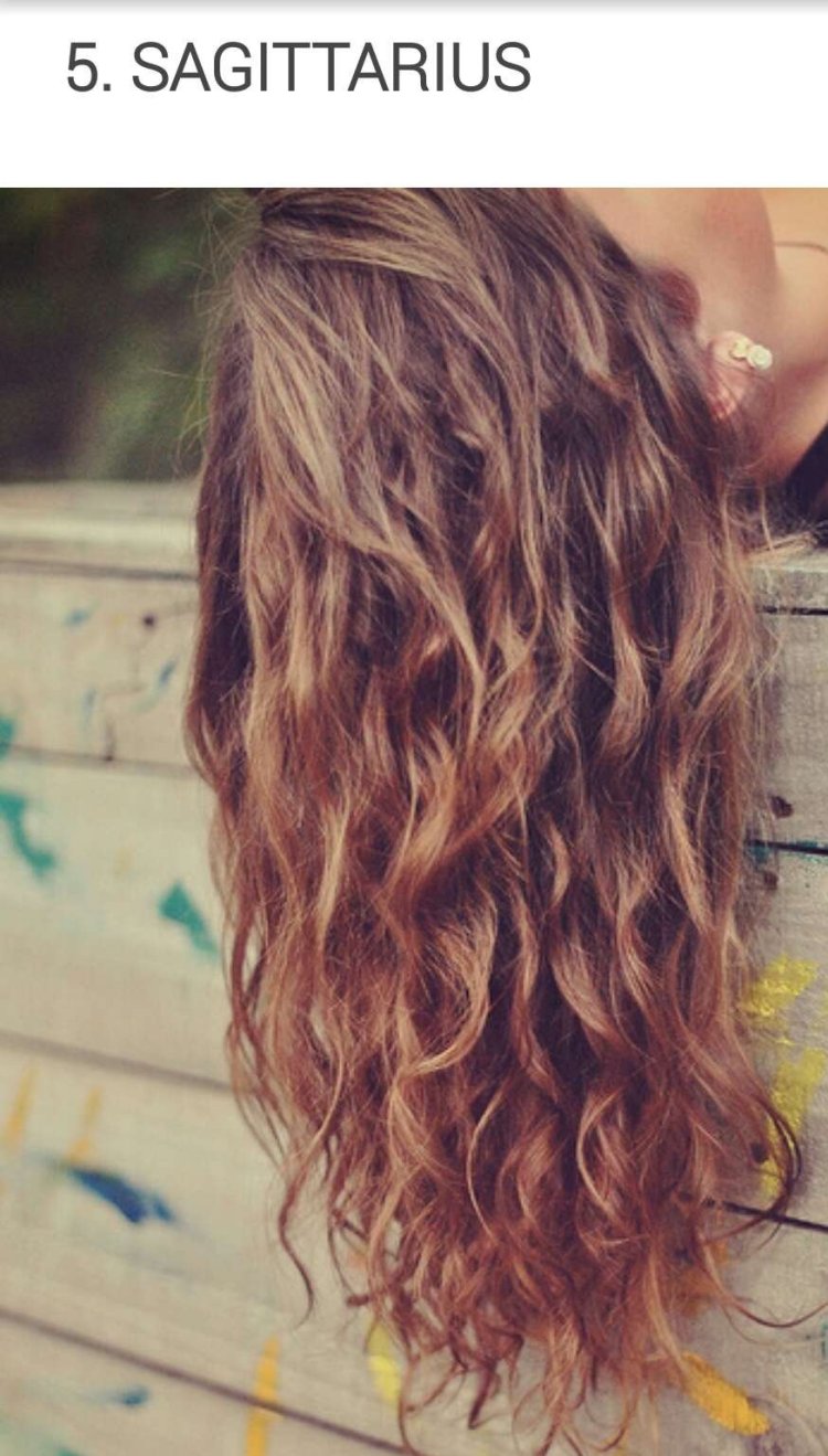 Кудрявая девушка со спины