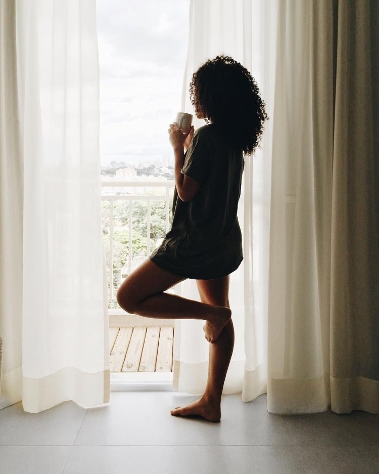 Девушки с кудрявыми волосами без лица