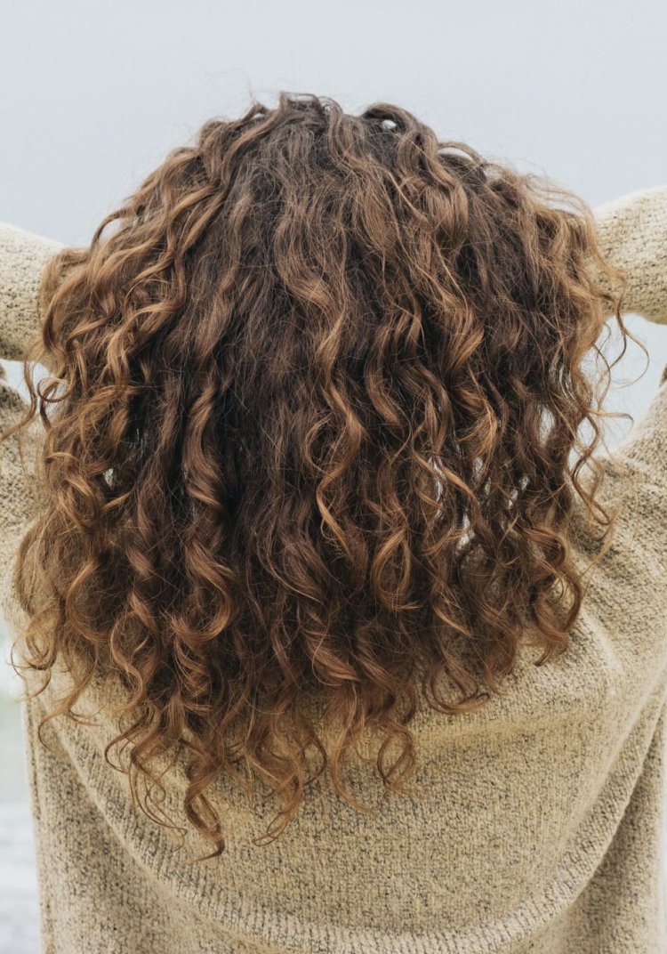 Кудрявая девушка со спины