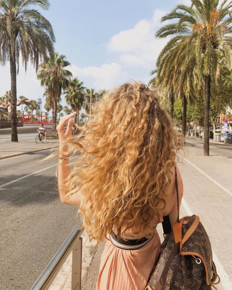 Длинные светлые вьющиеся волосы