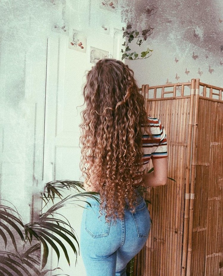 Кучерявая девушка со спины