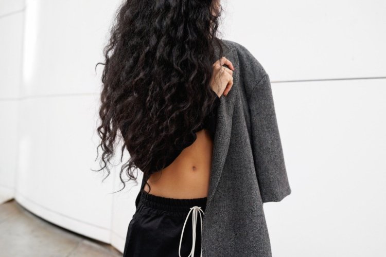 Брюнетка с длинными кучерявыми волосами