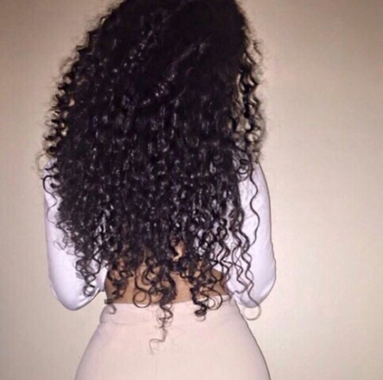 Девушка с волнистыми волосами боком