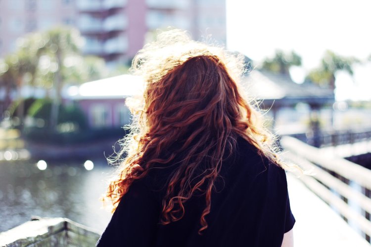 Рыжая девушка со спины